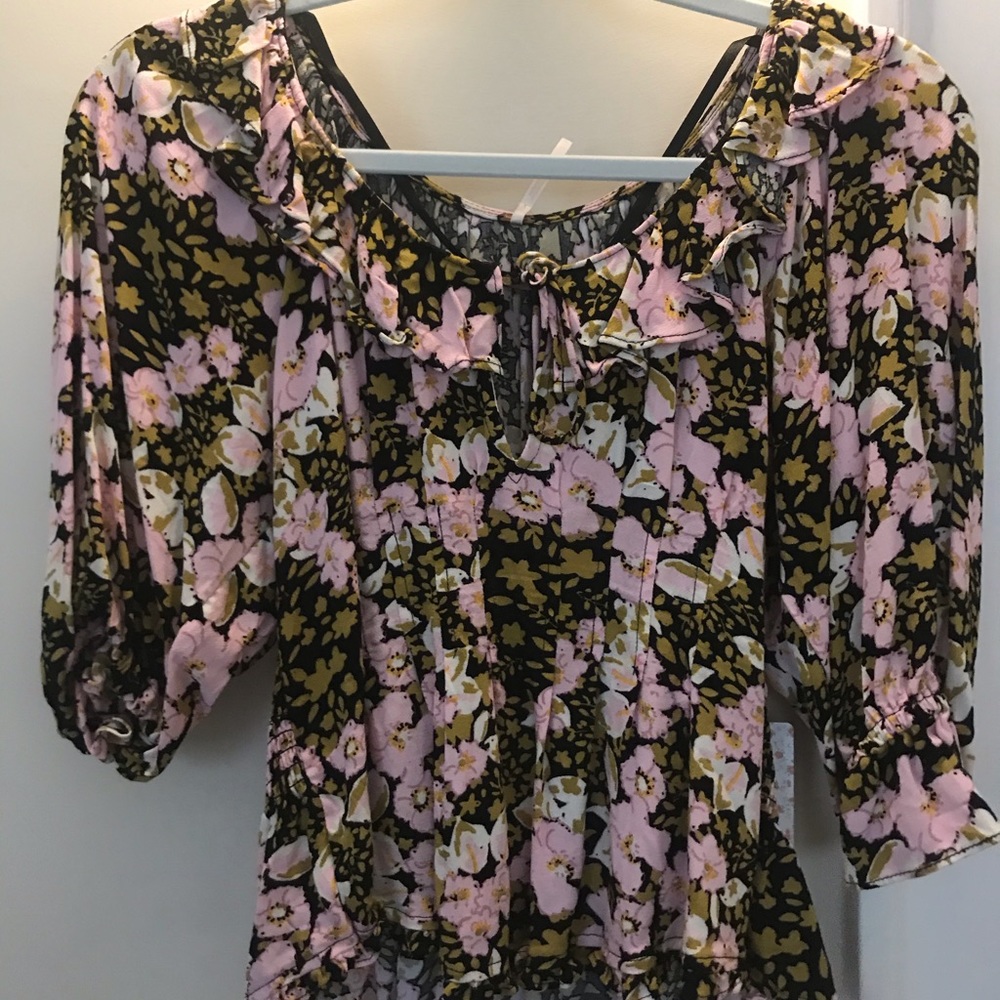 FREE PEOPLE floral top with ruffled neckline